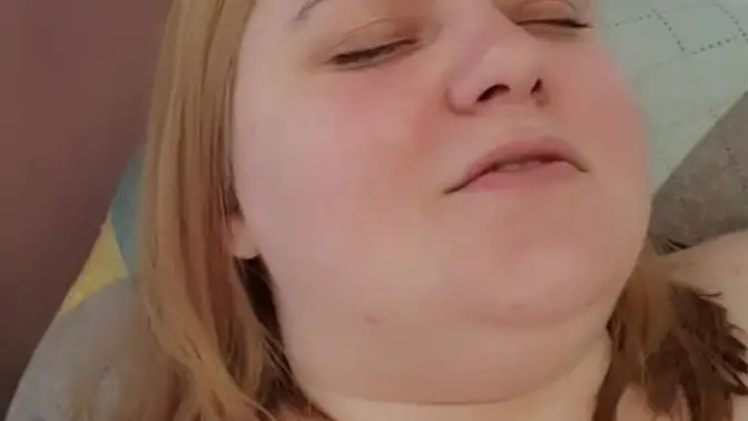 A fat girl shows her face, moans from the vibrations and thanks Ben