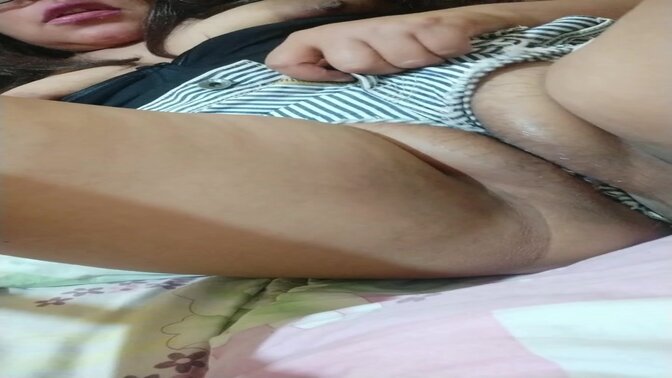 Abriendo bien las piernas para enseñarles mi chocho