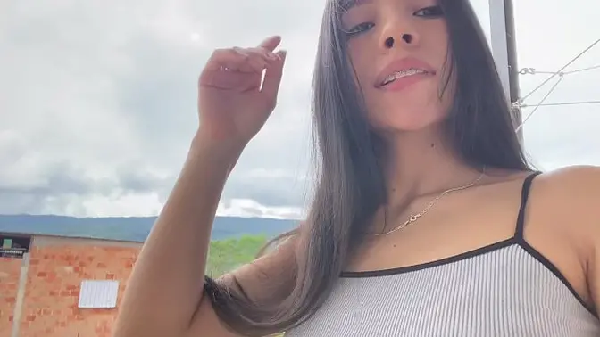 Alexa Joes shows off her perfect ass twerking