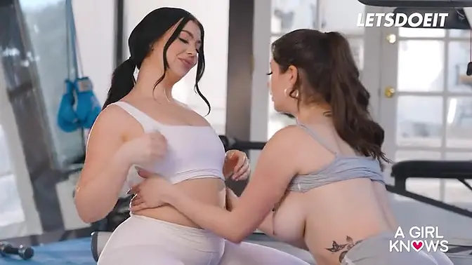 Alyx Stars & 2 Brunettes in a Steamy Threesome