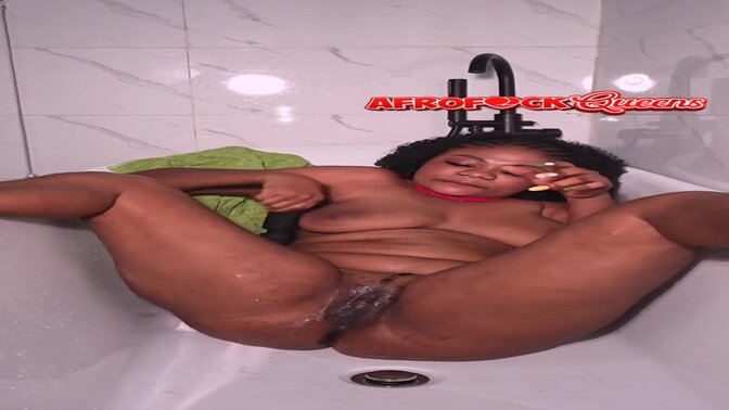 Amateur African beauty enjoys solo fun in the tub