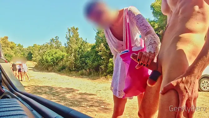 Amateur babe gives handjob on the beach