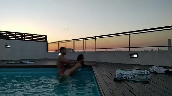 Amateur babe rides and gets pounded in pool during sunset