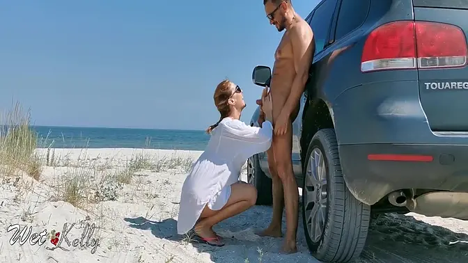 Amateur couple films themselves having sex on the beach