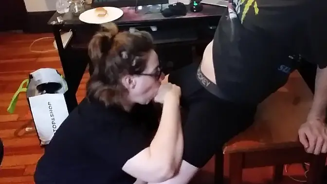 Amateur girl denies fan of second blowjob in public