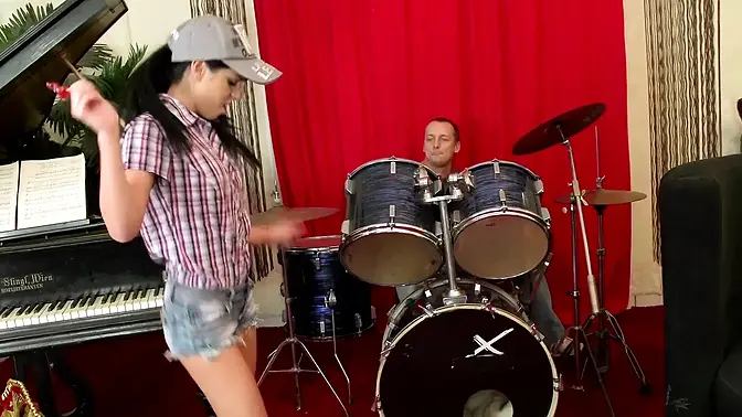 Amateur girl Jessika Swan gives a hot blowjob and gets her pussy pounded hard