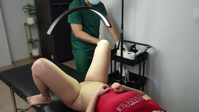 Amateur girl screams while getting waxed and eating pussy