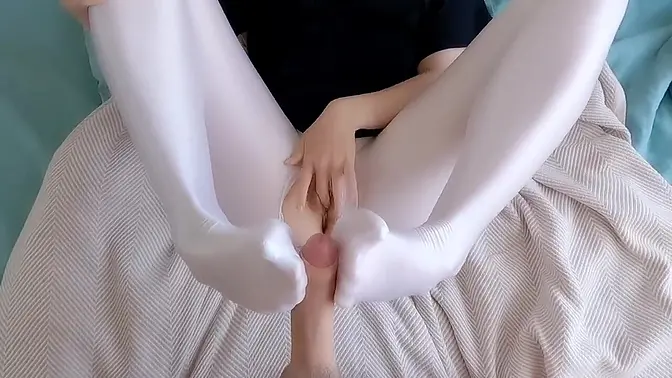 Amateur girlfriend in pantyhose gets fucked hard in missionary