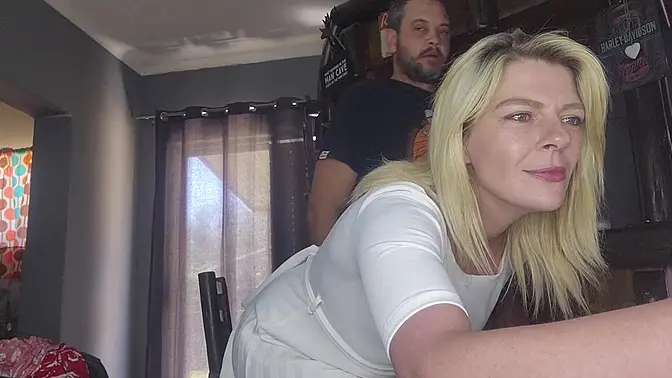 Amateur girlfriend spreads legs for fingering and fucking