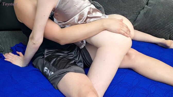 Amateur MILF gets her pussy stretched by huge hand