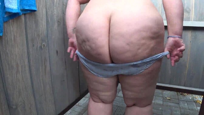 Amateur Russian Chubby Girl Changes Swimsuit on Public Beach