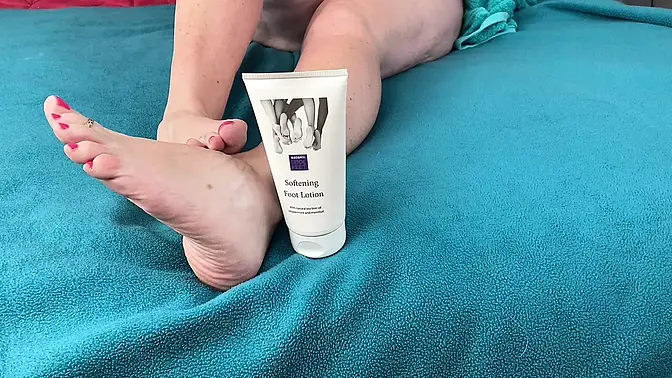 Amateur wife enjoys sexy foot massage from her foot boy