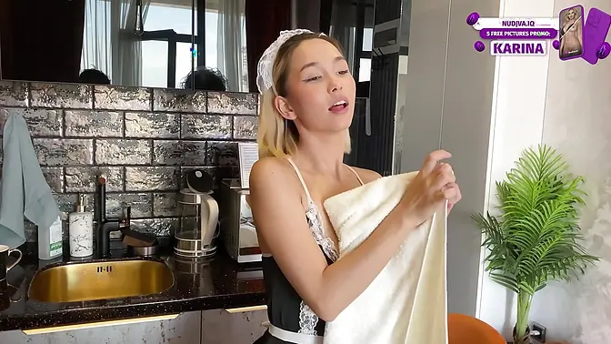 Amateur wife gives herself a clean anal fuck