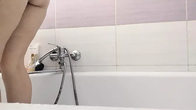 Amateur wife shaves her pussy hair 