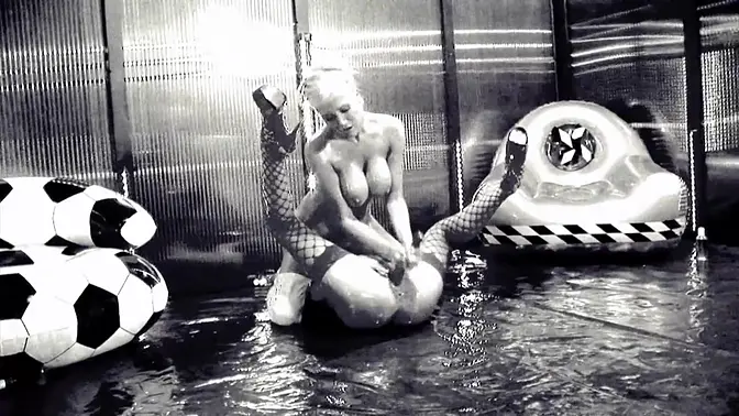 Amber Oil and her friend fuck like crazy in a lesbian fuckfest