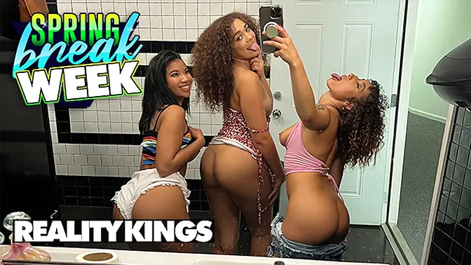 Ameena Green & Kira Perez Spot Hottie Willow Ryder And Alluringly Asks Her To Join Them For A Threesome - REALITY KINGS