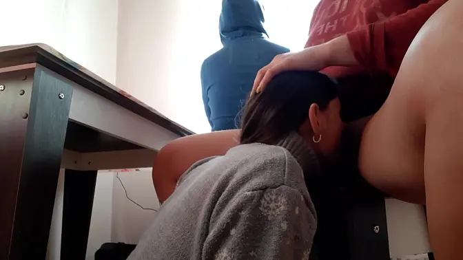 Пока моя соседка по комнате смотрела в окно и слушала музыку &mdash;  моя девушка мне делала кунилингус