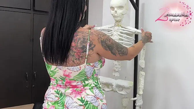 Aprovecho que el doctor no ha llegado para jugar con mi enorme chorizo