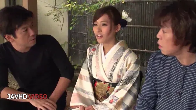 Asian beauty Aoi Mizuno gives a wild outdoor blowjob