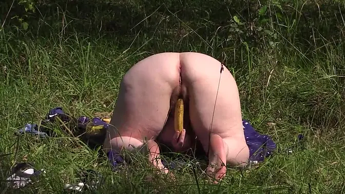 BBW mom's naked sunbathing turns into outdoor fucking