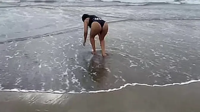 Beach encounter leads to open-ass fuck session