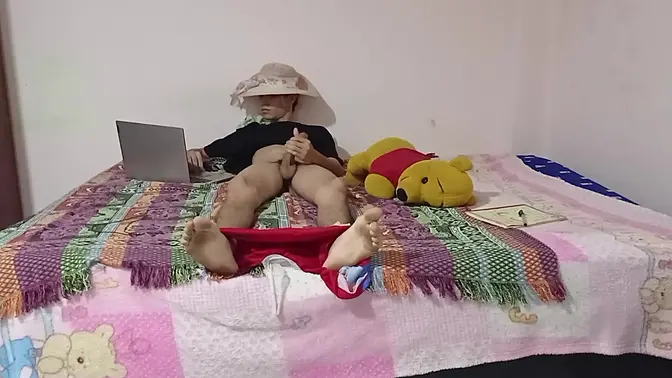 Beautiful Latina covers in cum while moaning