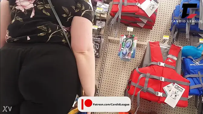 Big-As White Pawg Walks Fast - Candid View