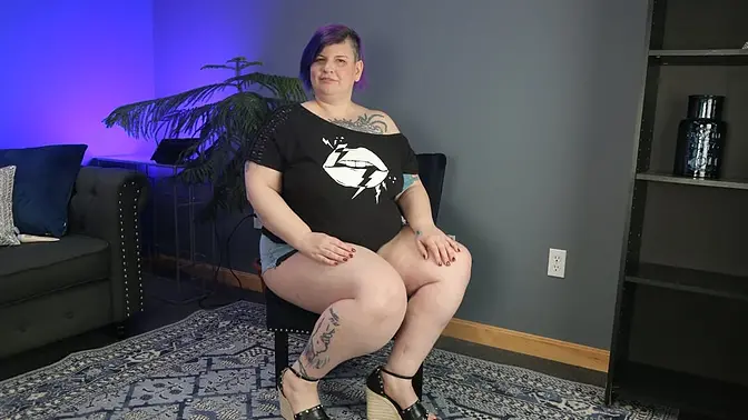 Big booty BBW dances and strips to music