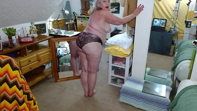 Big Butted DawnSkye shows off her pretty pussy and big tits