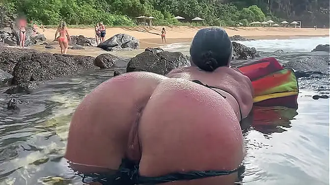 Big-titted MILF gets public beach handjob and cumshot