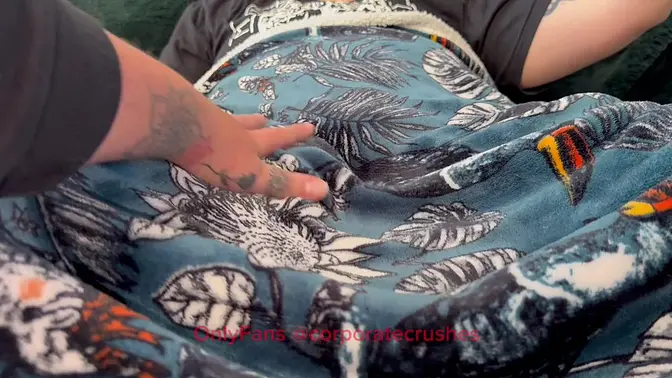 Bisexual babe fingers herself to orgasm on the couch