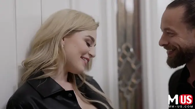 Blonde babe bosses man with deepthroat and riding