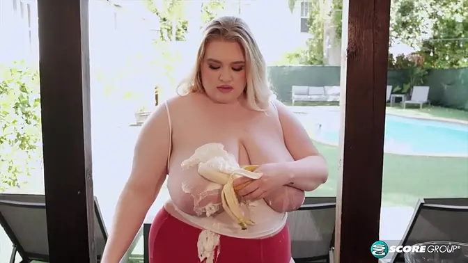 Blonde beauty Stella Daniels jerks off in 4k UltraHD