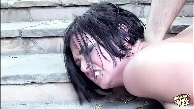 Blonde eats pussy before he gets his meat up her ass