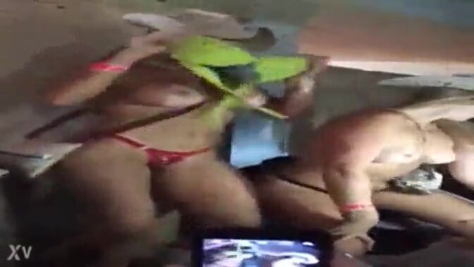 Blonde Puta rubia goes nude in public