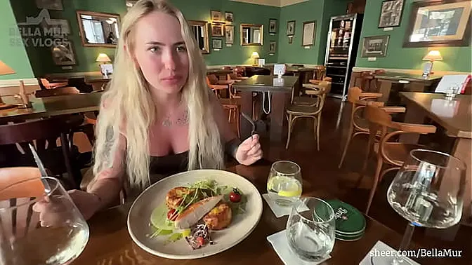 Blonde with big booty gets sloppy blowjob in public