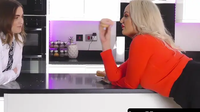 Busty MILF Louise Lee moans as petite Lola Rae DILDO FUCKS her