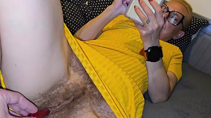 Caresses my hairy pussy with a little vibrator