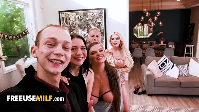 Cheating MILF gets her pussy licked and fucked in 3some