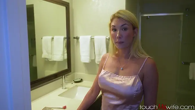 Cheating wife gets big dick in bedroom