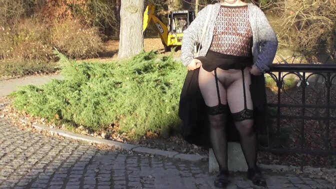 Chubby mature woman shows off her hairy pussy in the park