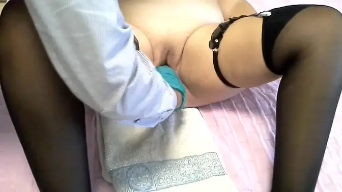 Chubby MILF gets her pussy stretched by fisting