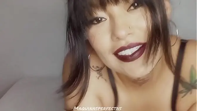 Colombian babe masturbates and squirts reverse style