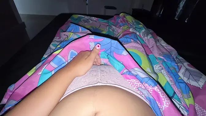 Colombian beauty finger fucks her wet pussy every morning