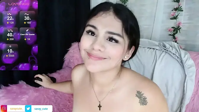 Colombian cutie Linda strips and wanks her big booty