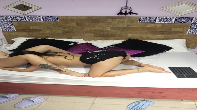 Colombianas and Venecas showcase their flawless asses and deliver