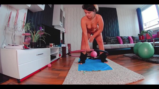 Curvy babe jiggles big ass in hula hoop workout