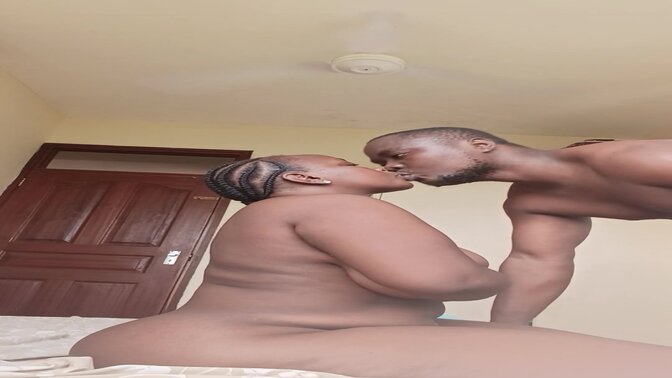 Curvy babe screams as hubby devours her pussy