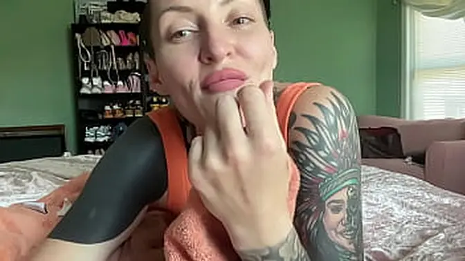 Curvy brunette gags on cock and twerks her ass