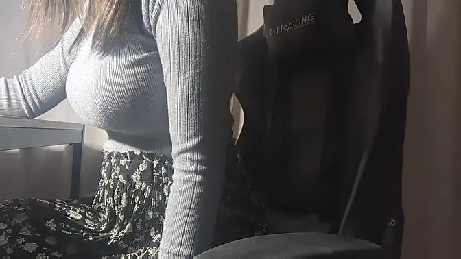 Curvy Japanese beauty plays with her big booty while studying